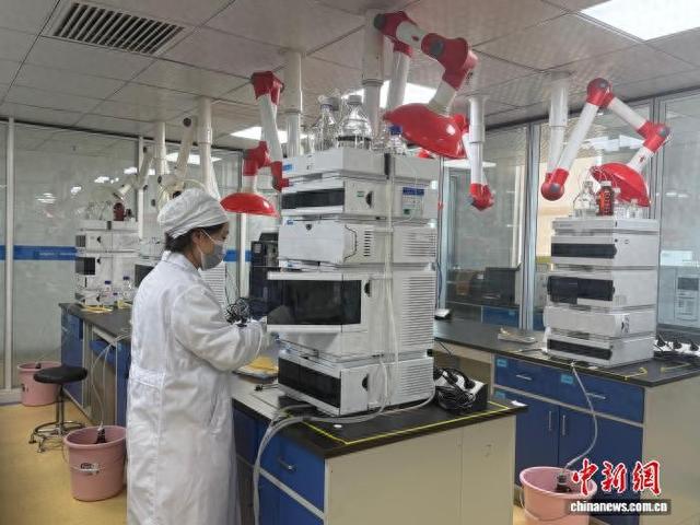 图为瑞普生物研发人员正在检测药品成分含量。 中新网记者 王君妍 摄