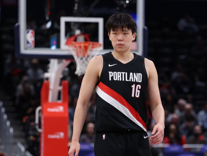 杨瀚森背靠背靠背出战!4分钟砍5分送暴扣!开拓者送步行者9连败_新闻