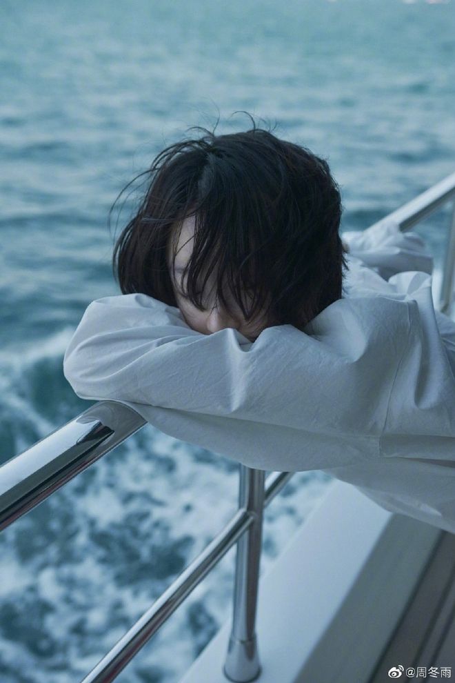 周冬雨海边拍大片 发丝随风飘动氛围感十足