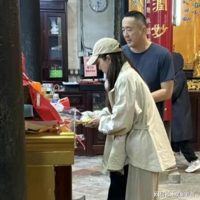 曾黎和家人在澳门观音堂祈福，男友贴心陪同，低调恋爱5年太甜