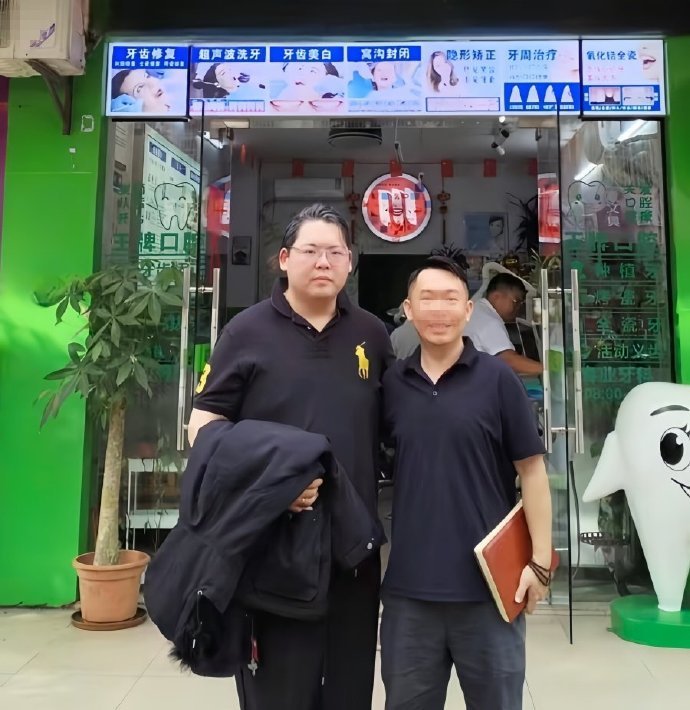 向华强小儿子向佑现身牙科诊所，穿黑衣低调朴素，已被向太拉黑