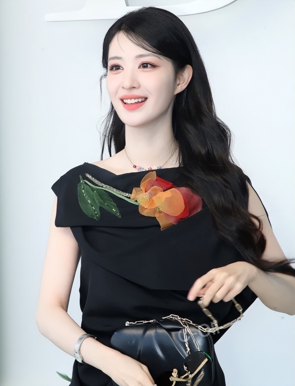 王楚然升咖再惹争议：从“小刘亦菲”到顶流花旦，她经历了什么