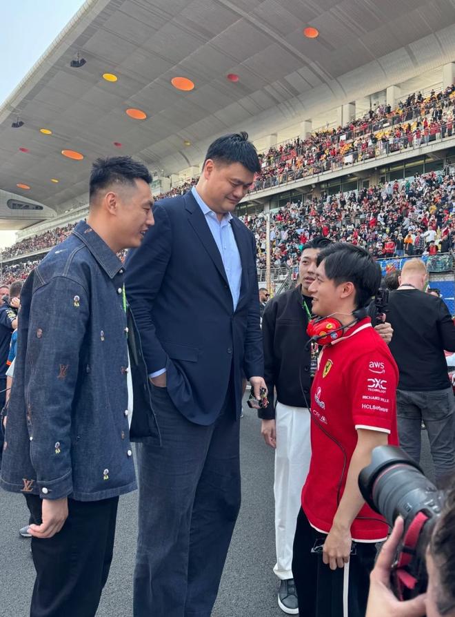 上海高度与上海速度！姚明现身F1围场，与中国车手周冠宇热聊