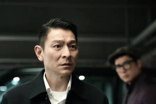 兄妹两看的不是一个人啊