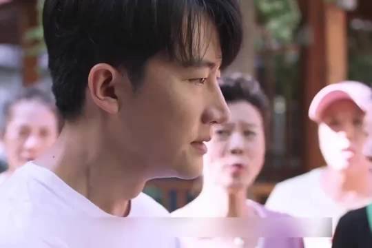 男人为了追到自己女神，竟天天跑去陪女神妈妈跳广场舞