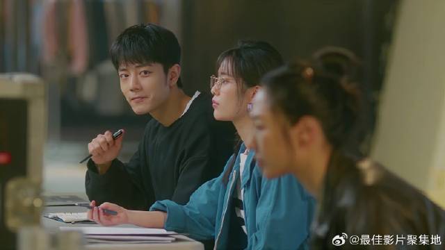 小奶狗跟美女导演去片场 看到她认真样子，忍不住心动