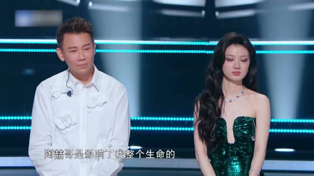 王赫野从小喜欢陶喆，在令尊面前清唱一段，终于得到认可