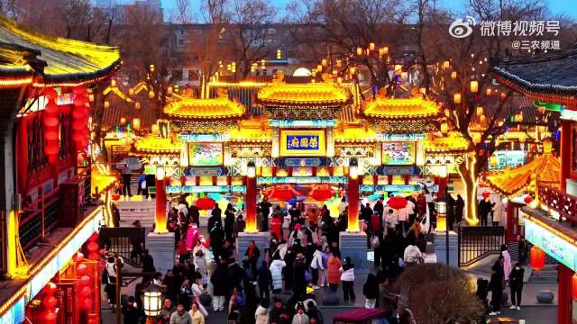 成毅夜游荣国府献唱，红灯笼映照古城夜色