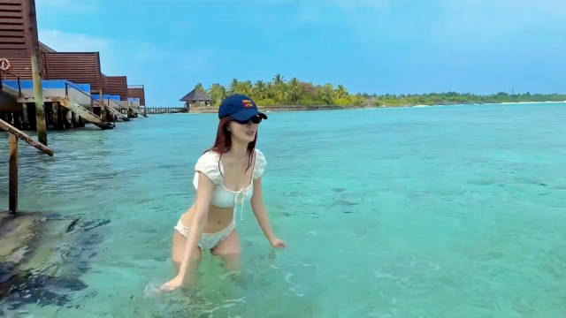徐璐碧蓝海边比基尼照曝光