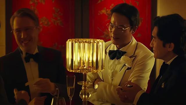 老总带大叔见世面 商业大亨没把他放眼里，转头就扔名片