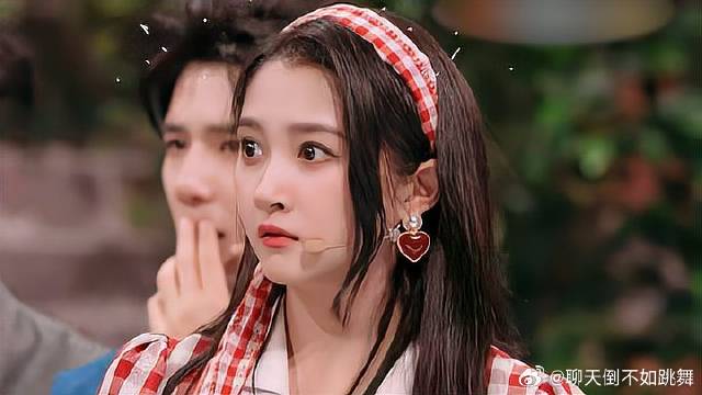 关晓彤答错题，戴头套变“杀马特”，鹿晗看到得吓跑！