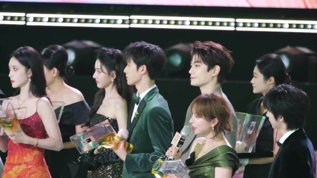 宋祖儿星光大赏主动换位促李昀锐孟子义并肩