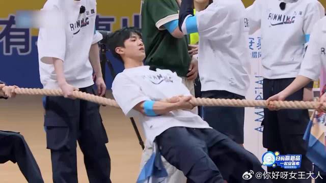 周深拔河全靠喊，不上场也很忙，奔走相告真要笑死我了