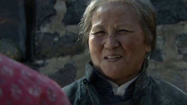 逃荒小两口讨水喝，稻壳入瓢难下咽 ！