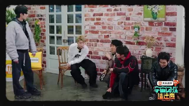 黄晓明刘耀文厕所灯光下拍出神图，范丞丞赞巨帅