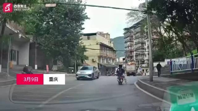 两男子骑电动车炫技刚耍帅就翻车 目击者：马路不是 “秀场”