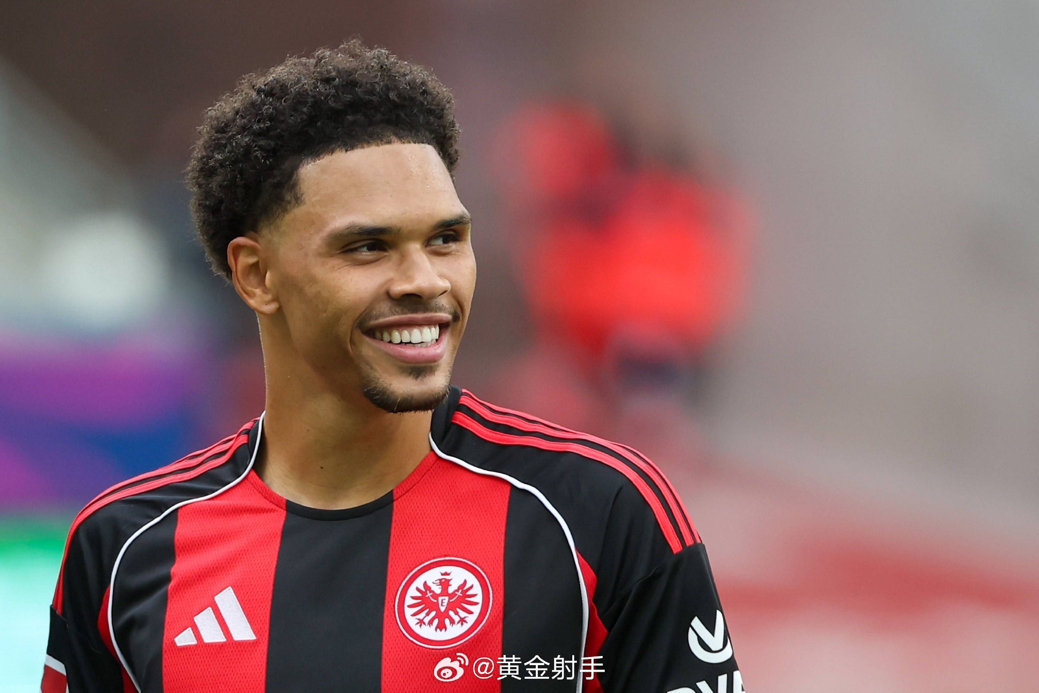 法兰克福球员科林斯回应转会传闻，称很高兴留队