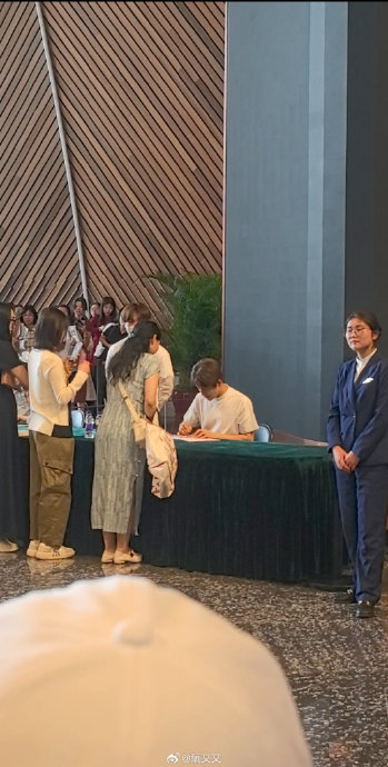 马天宇的粉丝和普通网友对这次事件的反应和评价有何不同？