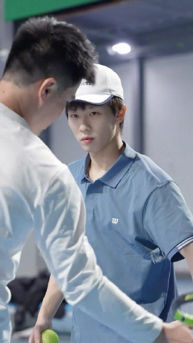 乒乓球国手林高远跨界初学网球，自称“网球王子”动作还不标准？