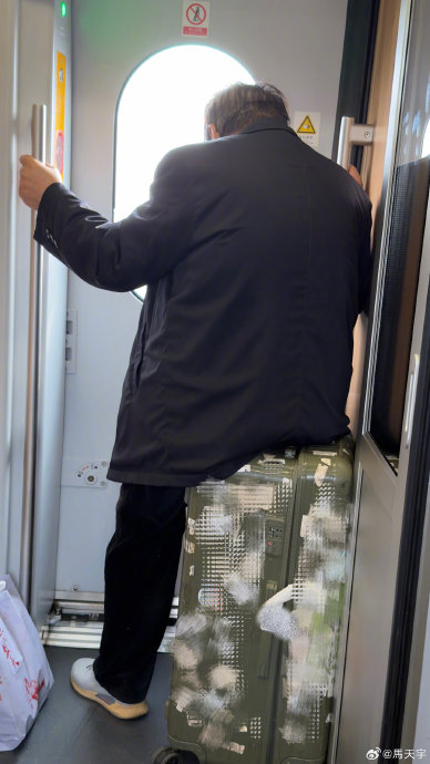 马天宇高铁让座事件具体是怎么被发现的？