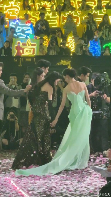 丁禹兮和宋祖儿在2025年星光大赏上有过哪些互动？