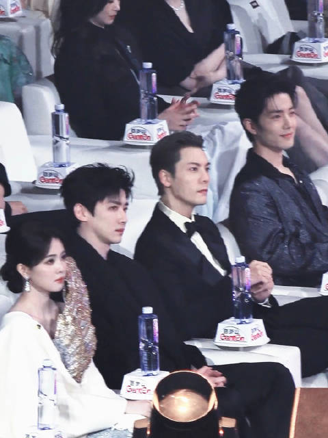 电视剧品质盛典内场直拍，笑着转戒指