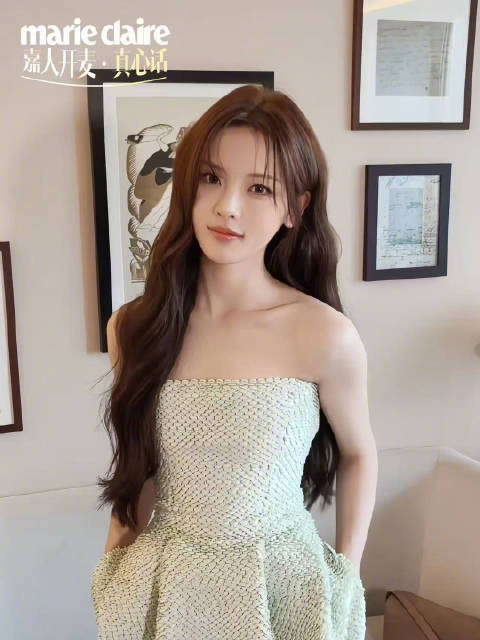 原来杨超越插兜的时候偷偷在玩石头剪刀布