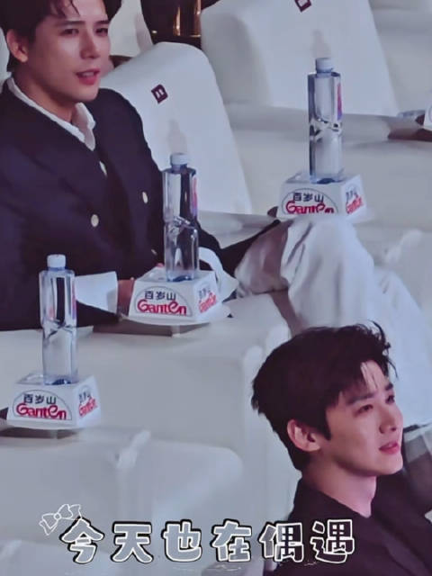 王安宇跟白敬亭隔着一条银河系在聊天，欧豪陈妍希都离得太远了，王安宇好寂寞