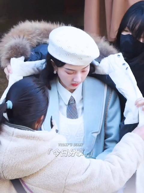 宋祖儿民国造型温婉优雅，米奇拖鞋添俏皮