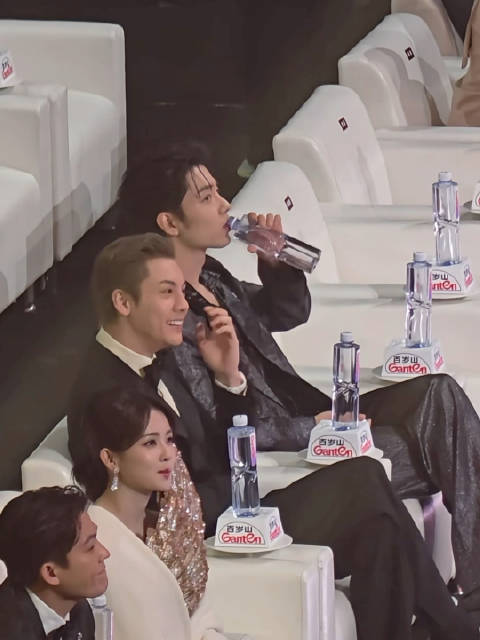 周深亮相品质盛典领奖，众星疲惫揉眼引关注