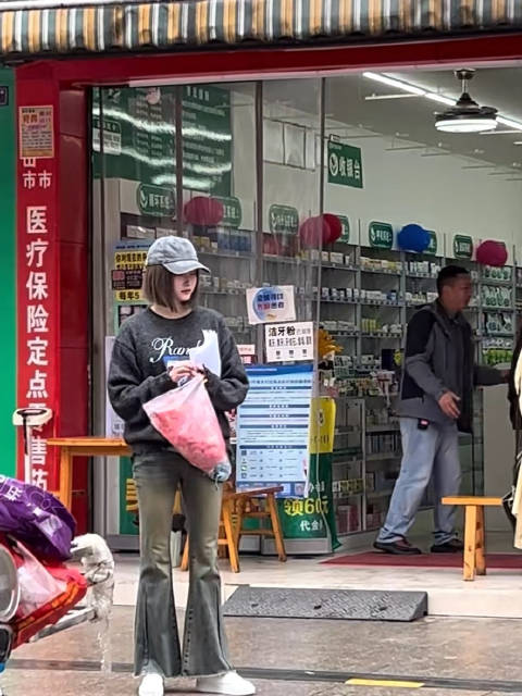 听说姐姐的《生逢其时》要开播啦？之前偶遇拍到的姐姐好美