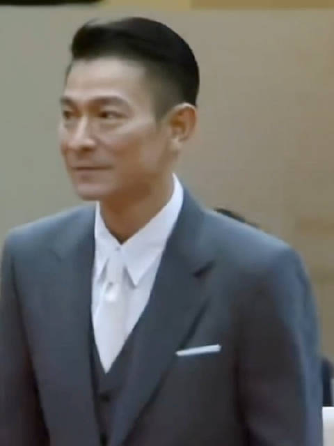 走路气场太帅了