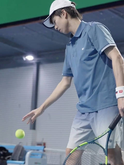 林高远更新社媒： 初学网球，动作不是很标准，还得继续努力训练