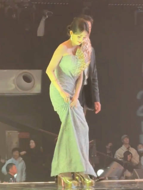 欧豪扶白鹿上台，白鹿提裙子已经很熟练了！梦回北上，恭喜！