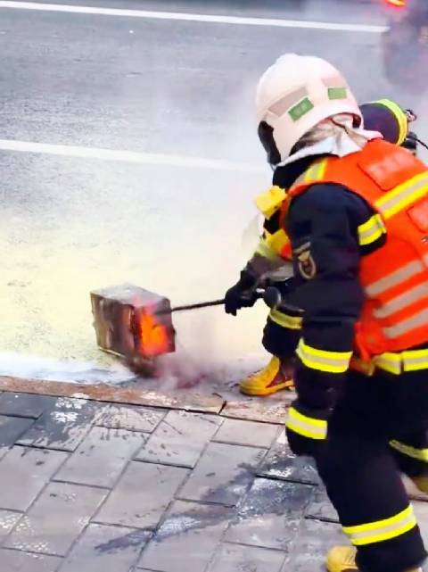 谁家电动车着火了，快跑！