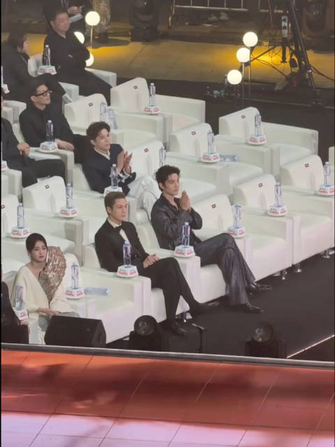 肖战台下静坐5小时获制片人致谢，与陈伟霆等同框引关注