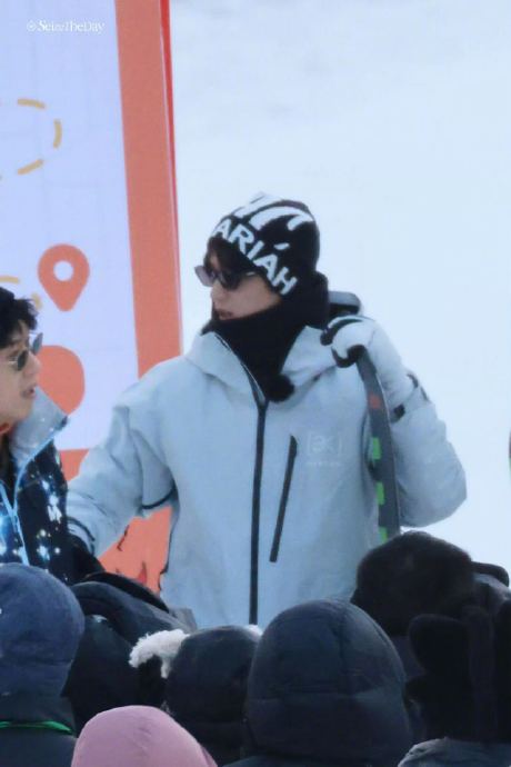 刘耀文发布的滑雪视频里具体有哪些高难度动作？