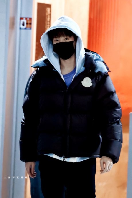 乒乓球运动员林高远为何会选择学习网球作为新尝试？