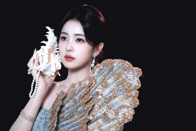 白鹿内场挥袖致歉白敬亭，乌龙“扇风”引发全网二创热潮