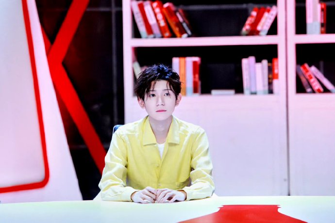 王源从什么时候开始为《环球人物》写专栏，一共写了多少字？