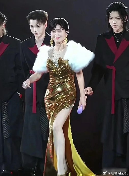 赵雅芝72岁生图：优雅战胜皱纹，为何不惧衰老成典范？