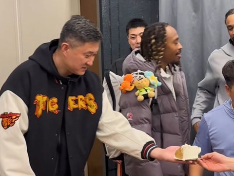 广东为胡明轩庆生！杜锋高待遇，多人摁头往蛋糕砸，想报复却未果