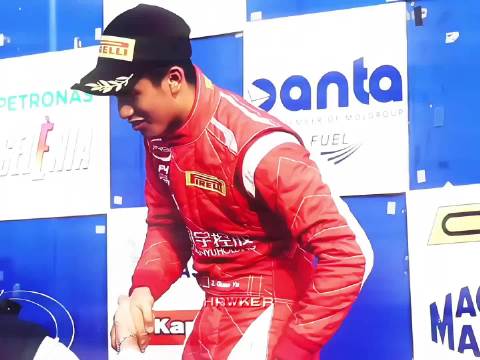 周冠宇摄影展亮相，赛道飒爽转诗意镜头