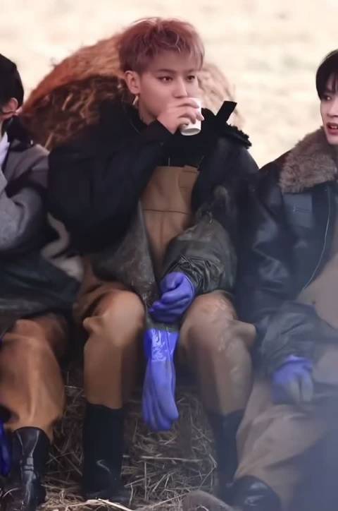 刘耀文表示震惊！Bro！黄子韬你怎么这么可爱啊哈哈！偷偷把难喝的饮料倒掉