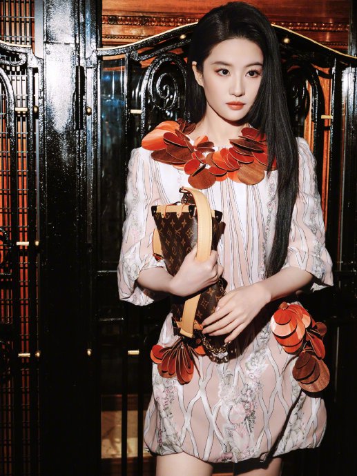 相比周冬雨，同场看秀的刘亦菲等其他明星造型如何？