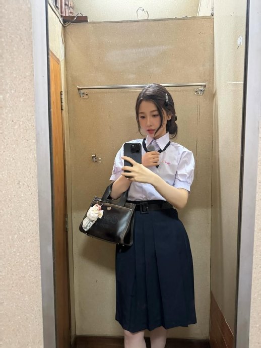 虞书欣释出库存美照，捏脸互动引热议，疑为《云初令》预热？