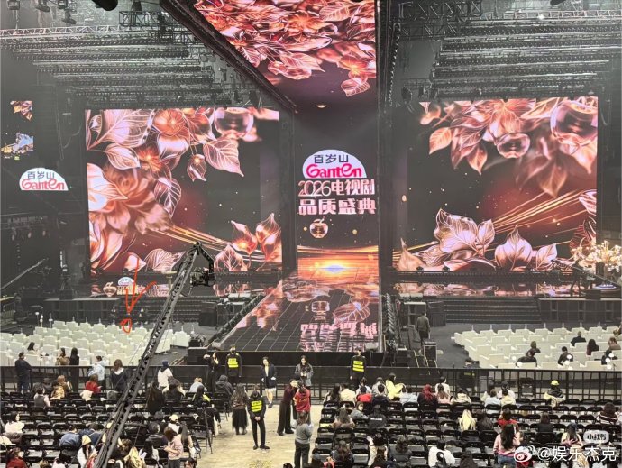 这次盛典的座位安排如何体现了肖战和孙俪在行业内的地位？