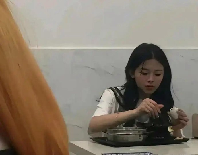 杨超越的成长经历对她如今的演艺事业有哪些影响？