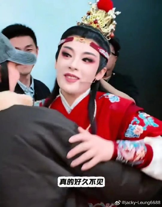 郭碧婷和陈丽君两人是如何相识并成为好友的？