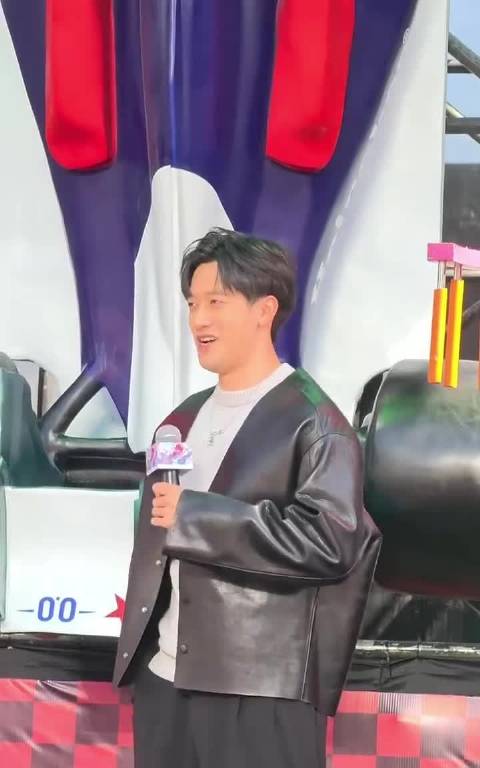 周冠宇说希望早日回到正式席位，那双大眼睛里全是渴望，期待你重回正赛！